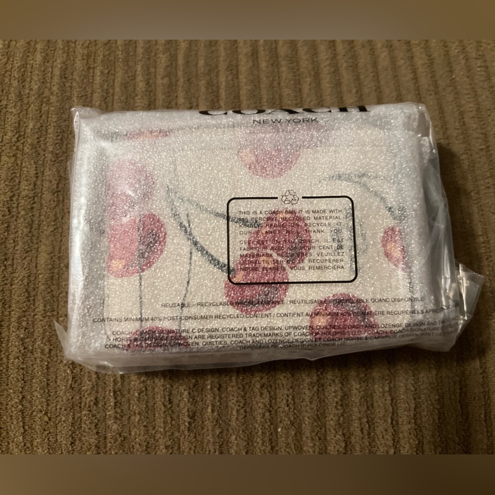 Coach Zip Card Case With Cherry Print nwt in packaging - Picture 4 of 5